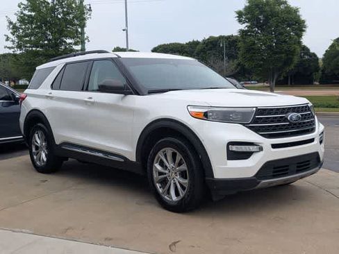 Used 2020 Ford Explorer XLT w/ Equipment Group 202A AWD/4WD image 3