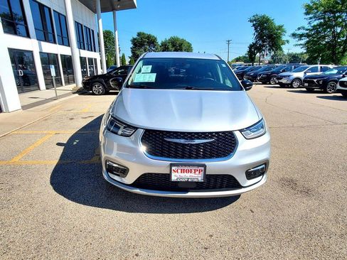 Used 2024 Chrysler Pacifica Touring-L FWD image 2