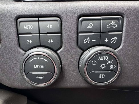 Used 2024 Chevrolet Silverado 1500 ZR2 AWD/4WD image 18