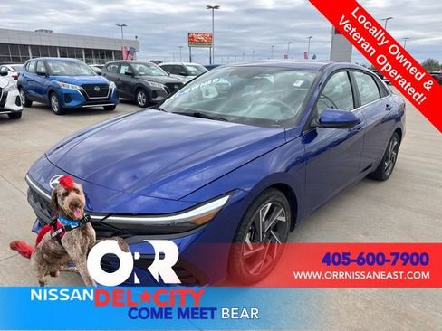 Used 2025 Hyundai Elantra SEL image 1