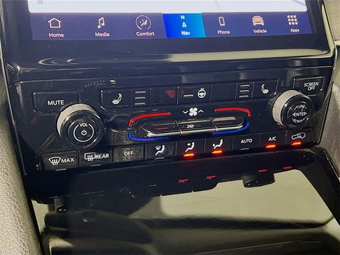 Used 2023 Jeep Grand Cherokee Limited image 16