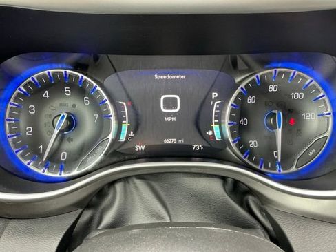 Used 2024 Chrysler Pacifica Touring-L FWD image 34