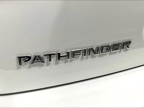 Used 2018 Nissan Pathfinder Platinum image 14