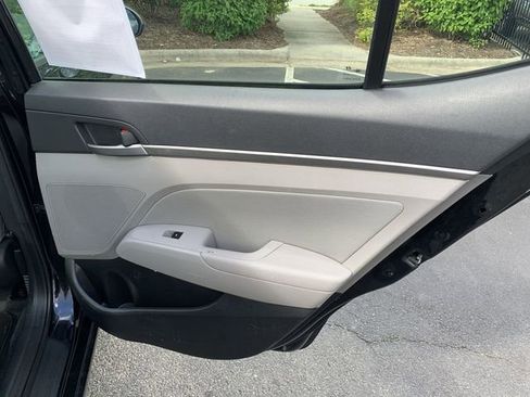 Used 2017 Hyundai Elantra SE FWD image 11