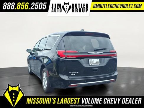 Used 2024 Chrysler Pacifica Touring-L FWD image 2