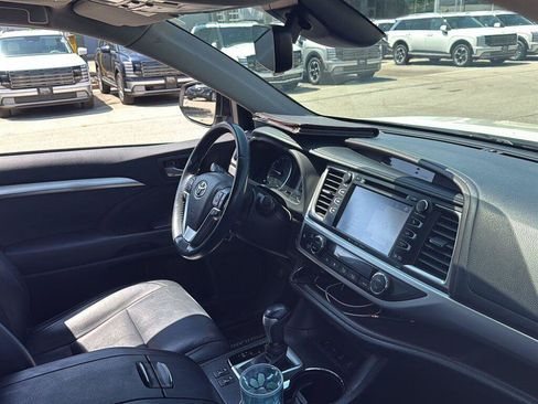 Used 2018 Toyota Highlander XLE AWD/4WD image 7