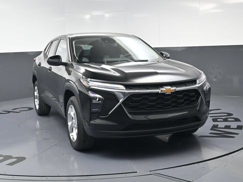 Used 2026 Chevrolet Trax LS w/ LS Convenience Package FWD image 3
