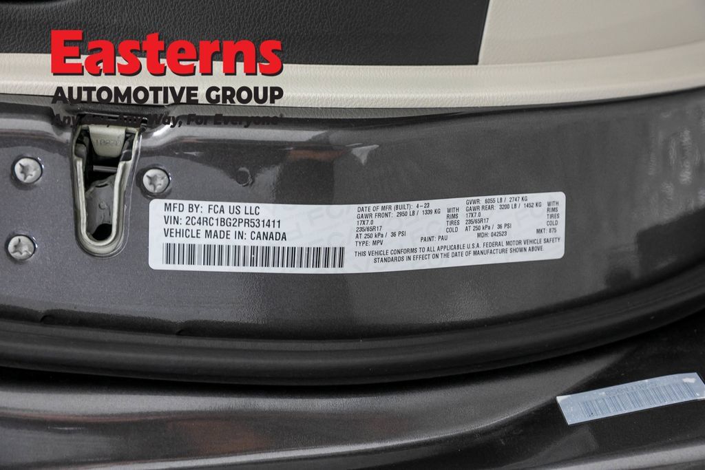 Used 2023 Chrysler Pacifica Touring-L FWD image 37