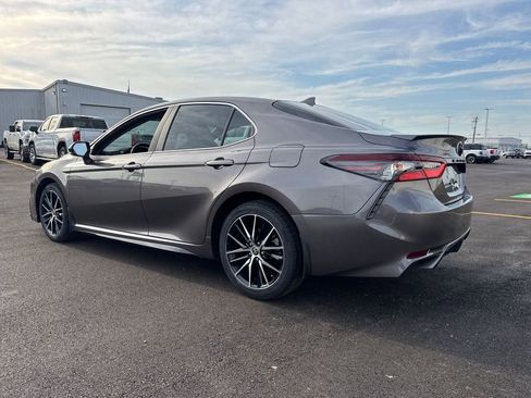 Used 2023 Toyota Camry SE FWD image 4
