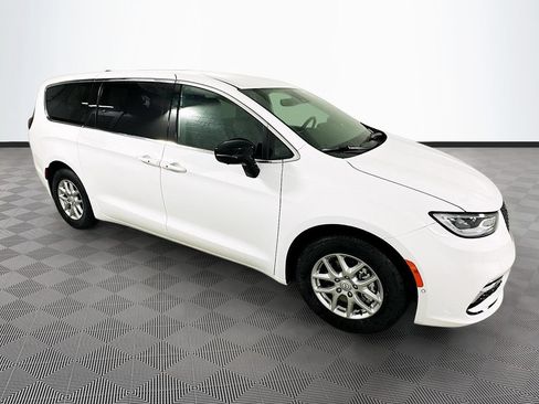 New 2026 Chrysler Pacifica Select FWD image 3