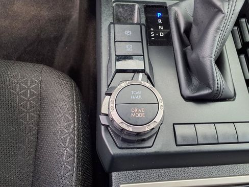 Used 2025 Toyota 4Runner SR5 AWD/4WD image 17