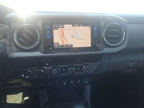 Used 2019 Toyota Tacoma TRD Off-Road w/ Technology Package image 11