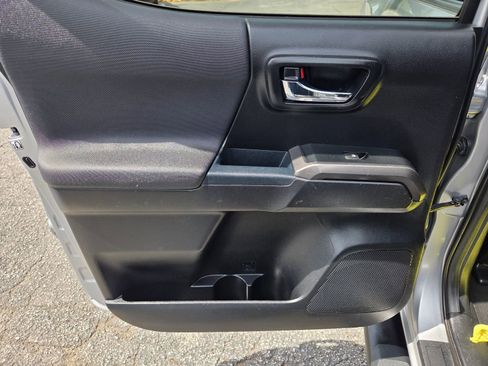 Used 2018 Toyota Tacoma TRD Sport AWD/4WD image 22