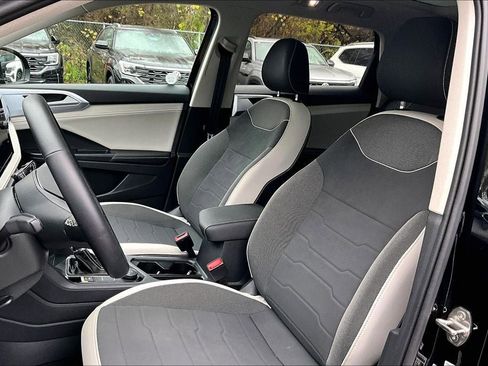 Certified 2025 Volkswagen Taos SE w/ Panoramic Sunroof Package image 18