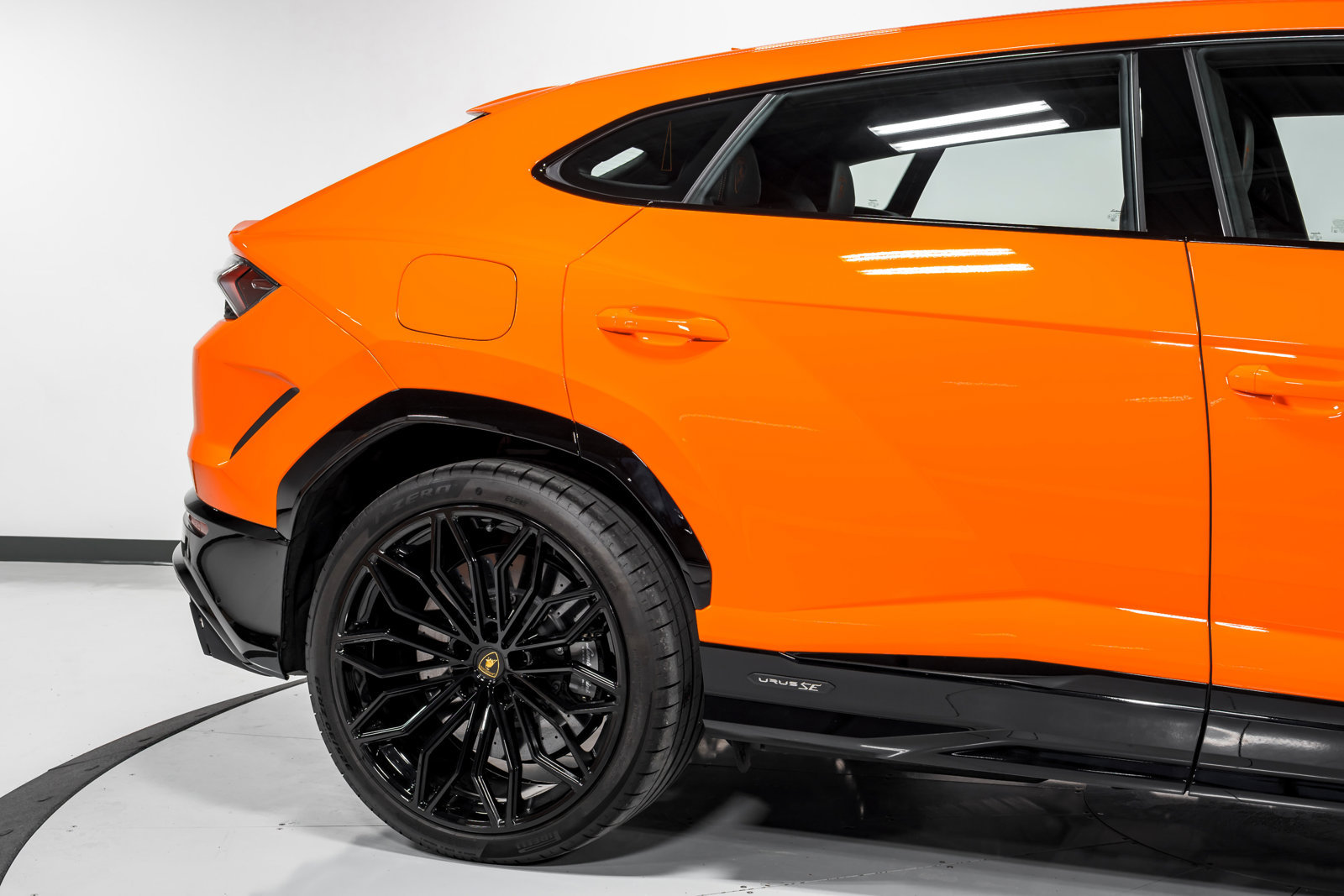 Used 2025 Lamborghini Urus SE AWD/4WD image 54