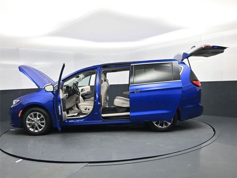 Used 2021 Chrysler Pacifica Touring-L image 20