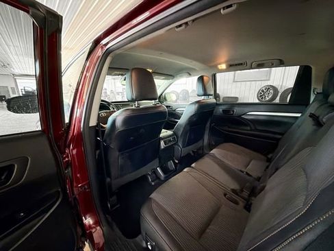 Used 2018 Toyota Highlander LE AWD/4WD image 9