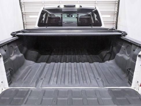 Used 2017 Nissan Titan SV image 27