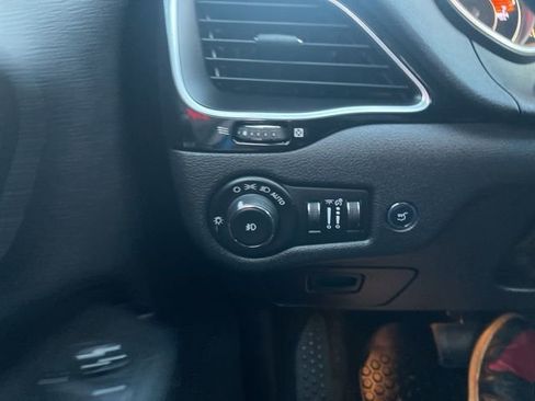 Used 2020 Jeep Cherokee Altitude image 23