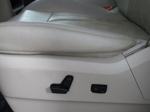 Used 2014 Chrysler Town & Country Touring-L w/ Driver Convenience Group image 18