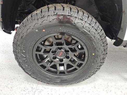 Used 2018 Toyota 4Runner SR5 AWD/4WD image 9