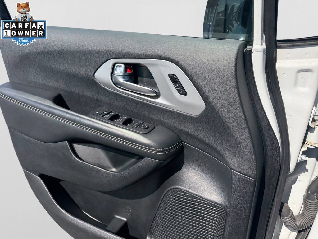Used 2025 Chrysler Pacifica Limited FWD image 27