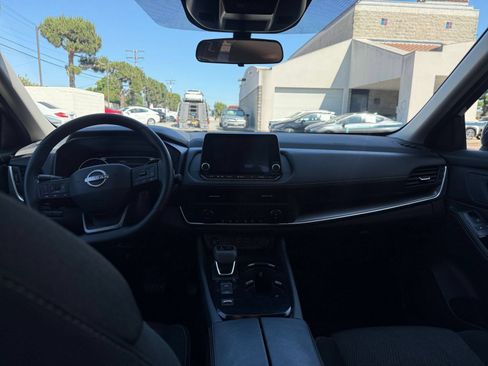Used 2025 Nissan Rogue SV FWD image 32