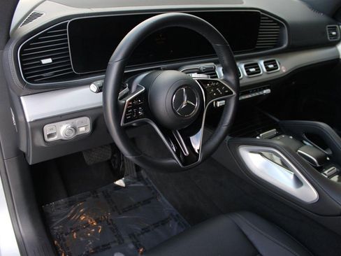 Used 2025 Mercedes-Benz GLS 450 4MATIC image 4