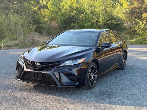 Used 2018 Toyota Camry SE FWD image 3
