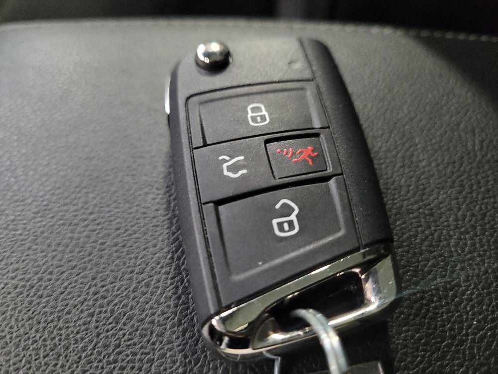 Used 2021 Volkswagen Tiguan SE w/ Panoramic Sunroof Package FWD image 32