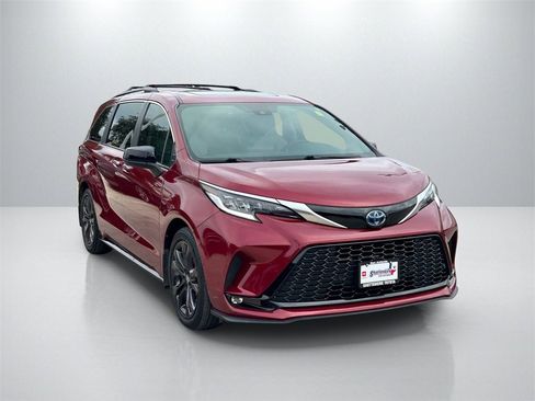 Used 2022 Toyota Sienna XSE image 3
