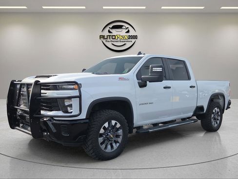 Used 2024 Chevrolet Silverado 2500 Custom w/ Custom Value Package image 3
