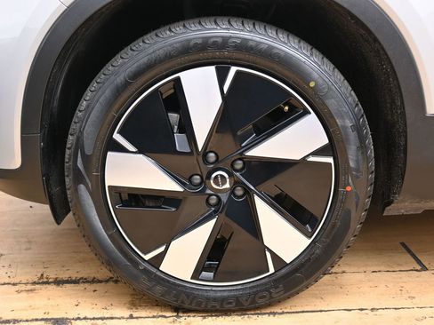 Used 2025 Volvo EX40 Core image 14