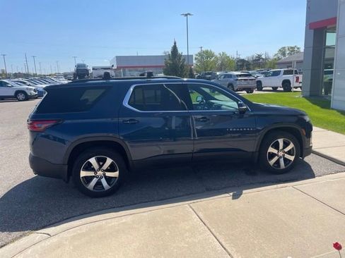 Used 2022 Chevrolet Traverse LT w/ LT Premium Package AWD/4WD image 8