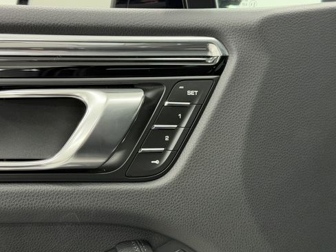 Certified 2025 Porsche Macan image 28