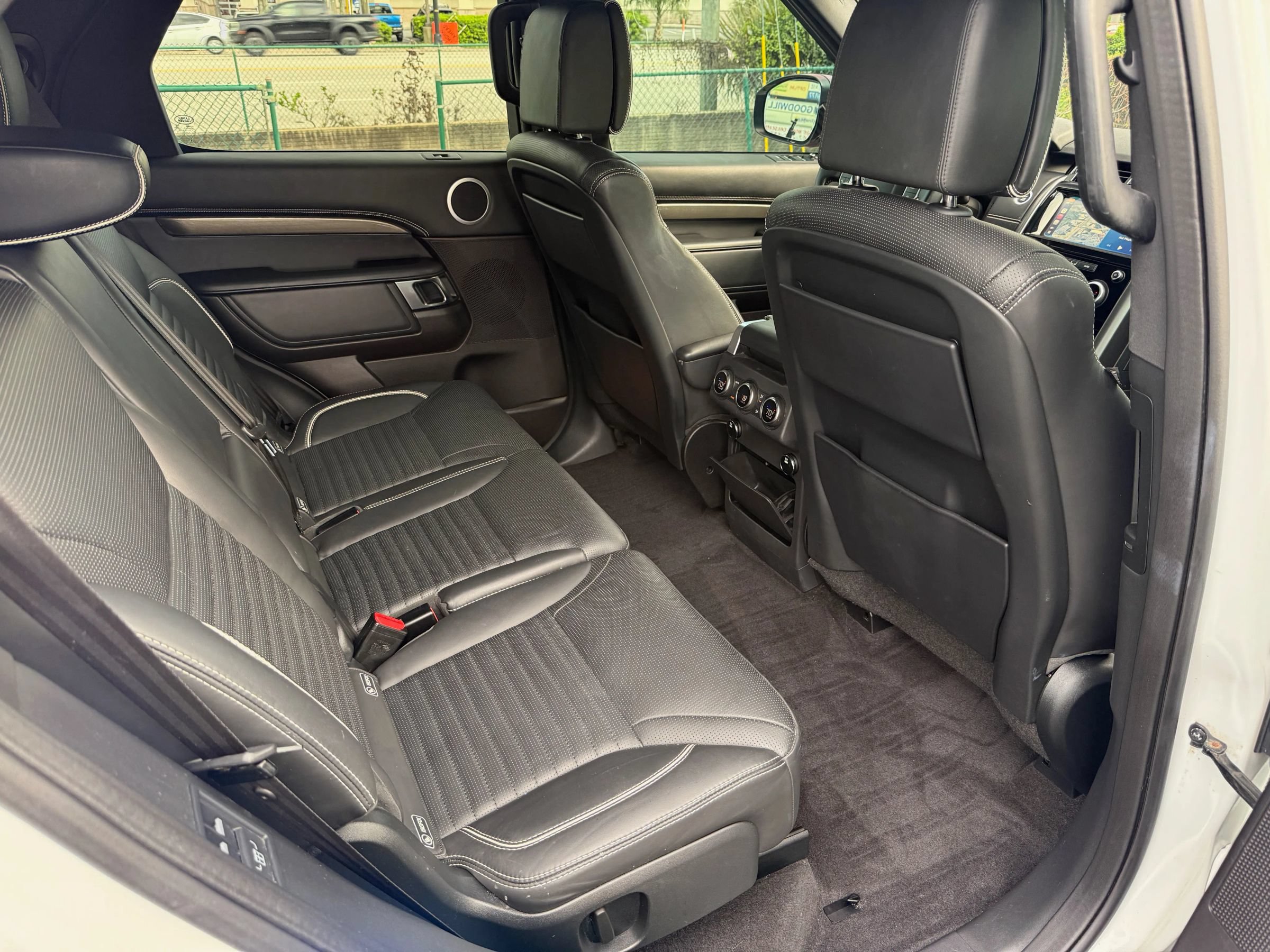 Used 2017 Land Rover Discovery HSE Luxury AWD/4WD image 18
