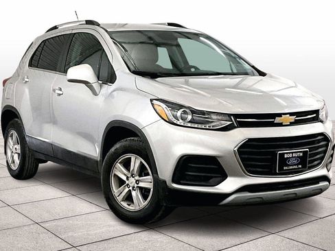 Used 2019 Chevrolet Trax LT w/ LT Convenience Package image 2