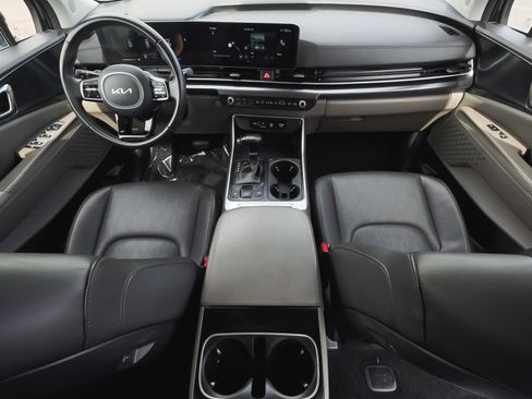 Used 2025 Kia Carnival image 42