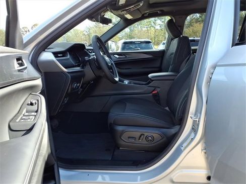 New 2025 Jeep Grand Cherokee L Laredo image 12