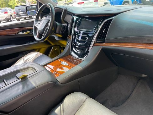 Used 2015 Cadillac Escalade Luxury image 6