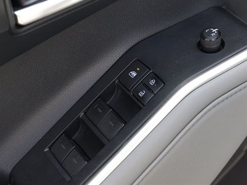 Used 2020 Toyota Highlander XLE AWD/4WD image 13