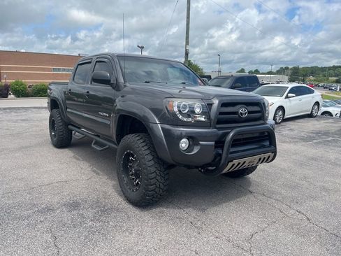 Used 2010 Toyota Tacoma 4x4 Double Cab image 2