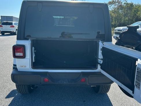 Used 2021 Jeep Wrangler Unlimited Sahara w/ Uconnect 4C Nav & Sound Group image 5