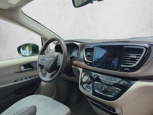Used 2018 Chrysler Pacifica Touring-L w/ Advanced Safetytec Group FWD image 24