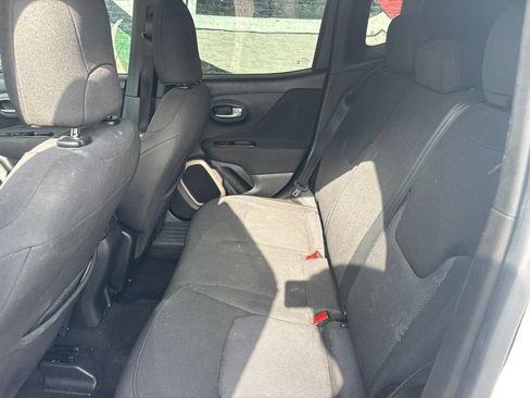 Used 2017 Jeep Renegade Latitude FWD image 23