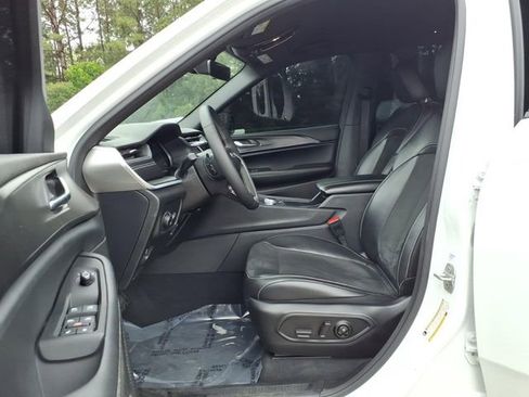 Used 2025 Jeep Grand Cherokee Altitude RWD image 14