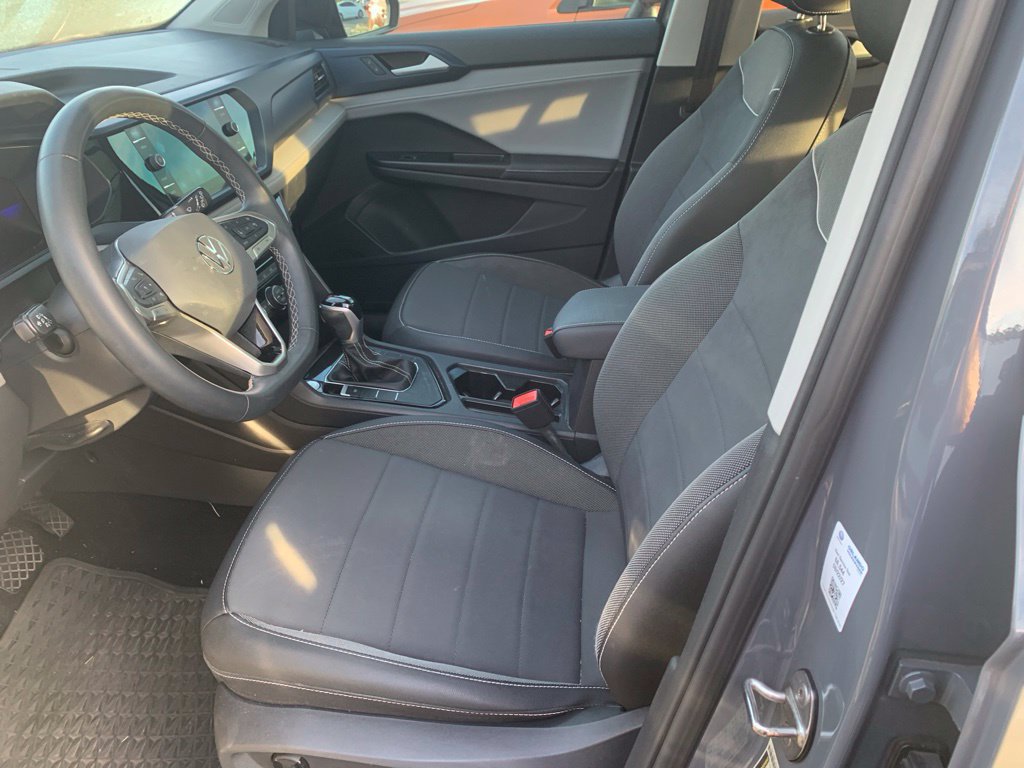 Used 2024 Volkswagen Taos SE w/ Panoramic Sunroof Package FWD image 3