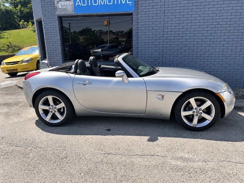 Used 2008 Pontiac Solstice Convertible w/ Premium Package RWD image 2
