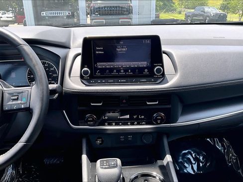 Used 2025 Nissan Rogue SV FWD image 11