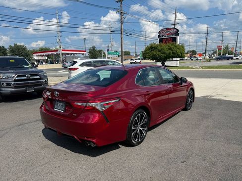 Used 2018 Toyota Camry SE w/ Moonroof Package FWD image 7